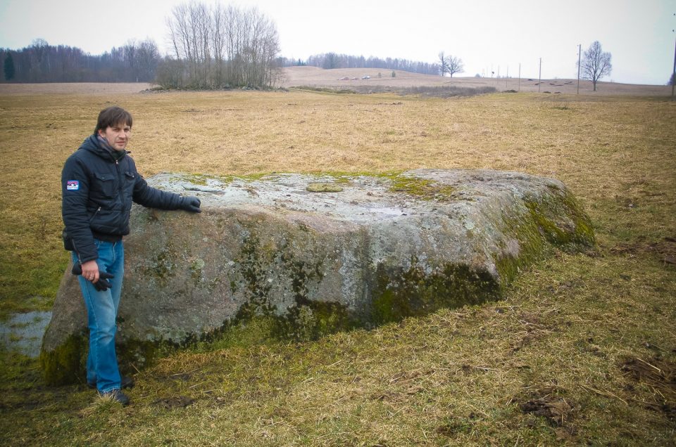 Varbūtējs kulta akmens pie Kūliņu pilskalna