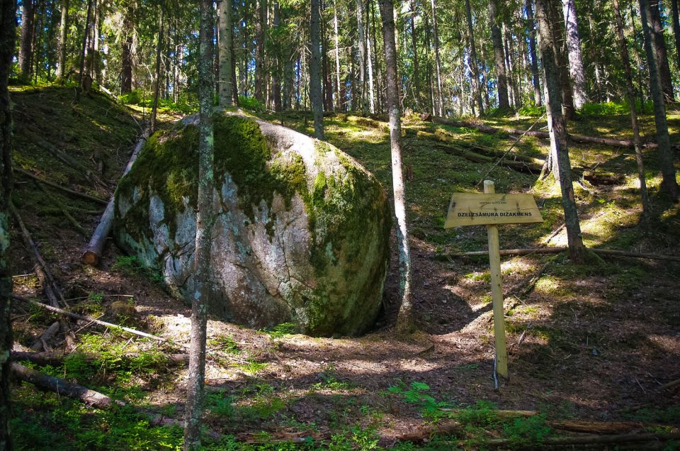 Dzelzāmura Svētakmens