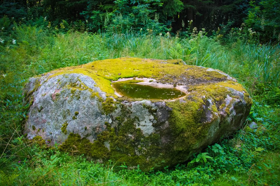 Emīļu dobumakmens – upurakmens