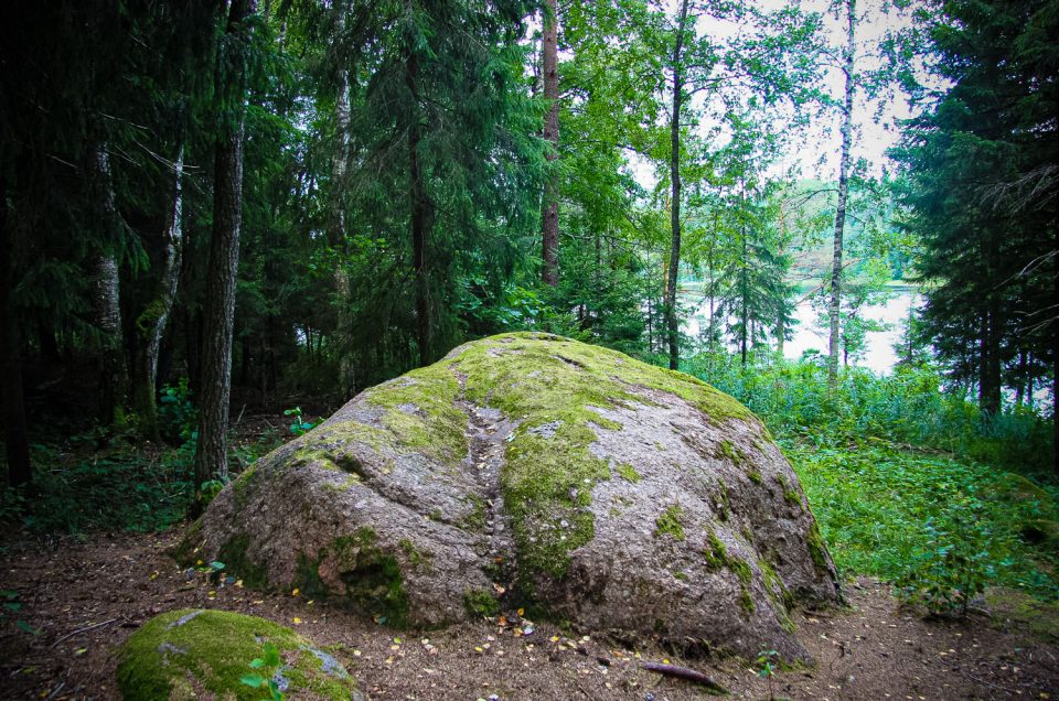 Bānūžu Velnakmens (Vella Vārtu akmens)