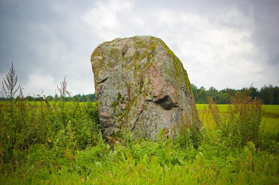 Āžu stāvakmens – bedrīšakmens