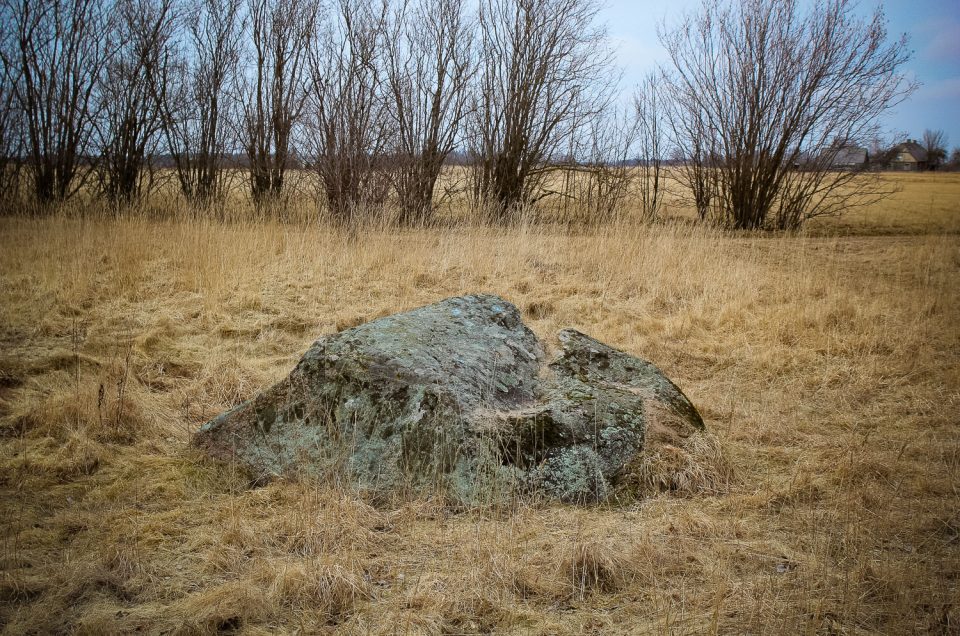 Klaustiņu bedrīšakmens