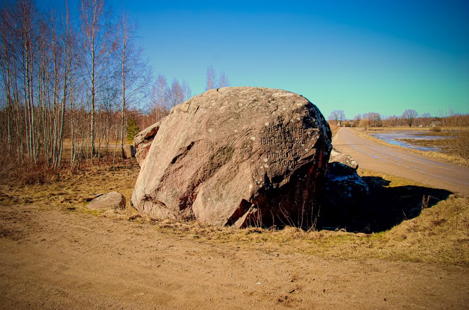 Kapsēdes dižakmens – Velnakmens